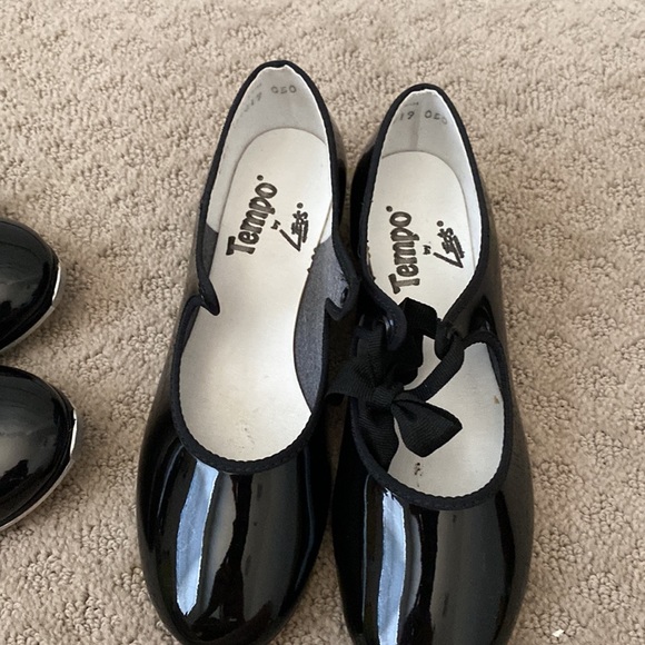 Girls Tempo Leo’s black tap shoes - Picture 4 of 4